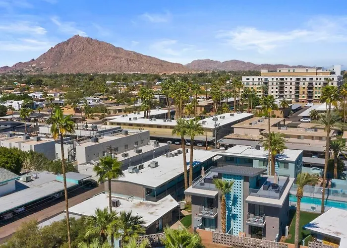 Walkable Ots, Heated Poolside Mid Century Apartment