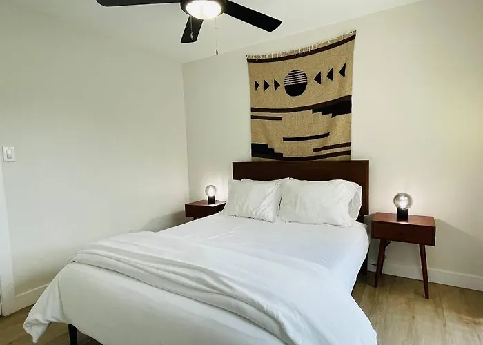 Apartment Walkable Ots, Heated Poolside Mid Century *