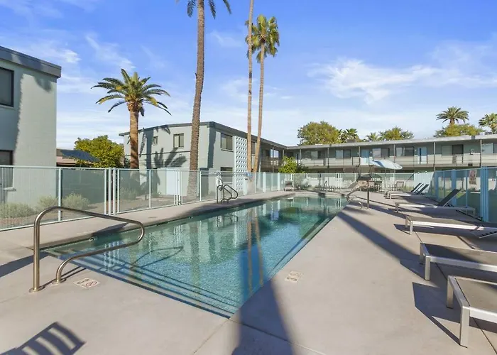 Apartment Walkable Ots, Heated Poolside Mid Century *